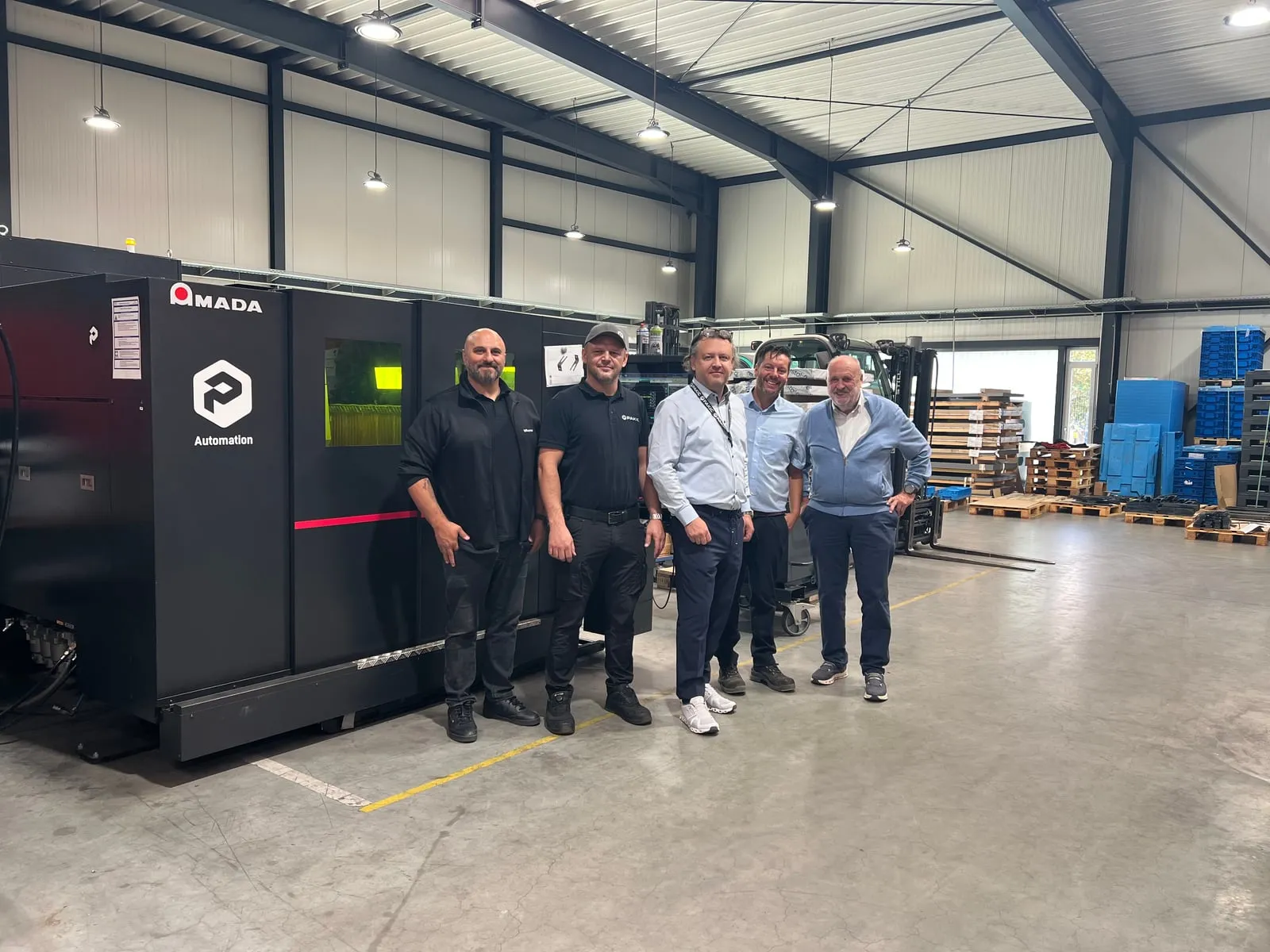 Das Team von PAKIC an seiner Laserschneidanlage